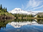 Stany Zjednoczone, Stan Waszyngton, Góry, Stratowulkan Mount Rainier, Drzewa, Jezioro Bench Lake, Odbicie