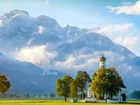 Niemcy, Bawaria, Schwangau, Kościół św. Kolomana, Zamek Neuschwanstein, Alpy, Masyw Tegelberg, Mgła, Chmury, Drzewa