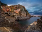 Włochy, Liguria, Gmina Riomaggiore, Miejscowość Manarola, Wybrzeże, Domy, Morze Liguryjskie, Chmury