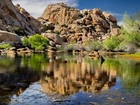 Stany Zjednoczone, Kalifornia, Park Narodowy Joshua Tree, Jezioro, Zbiornik wodny Barker Dam, Skały, Odbicie