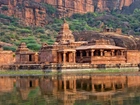 Indie, Badami, Jezioro Agasthya Lake, Świątynia Bhootnath Temple, Góry