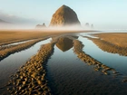 Morze, Skała, Haystack Rock, Mgła, Piasek, Plaża, Miejscowość Cannon Beach, Stan Oregon, Stany Zjednoczone