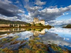 Szkocja, Zamek Eilean Donan Castle, Most, Wzgórza, Chmury, Odbicie Jezioro Loch Duich