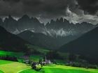 Włochy, Dolomity, Dolina Val di Funes, Domy, Kościół, Góry, Masyw Odle, Ciemne, Chmury