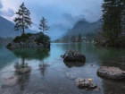 Jezioro Hintersee, Bawaria, Niemcy, Góry, Drzewa, Skały, Kamienie