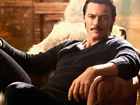 Luke Evans, Brunet, Wąsy, Fotel