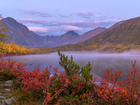 Góry, Masyw Angachak, Jezioro Nevidimka, Drzewa, Jesień, Kołyma, Obwód magadański, Rosja
