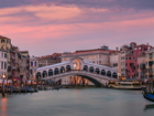 Włochy, Wenecja, Kanał, Canal Grande, Zachód słońca, Most Rialto, Domy, Łodzie