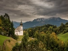 Niemcy, Bawaria, Berchtesgaden, Kościół, Sanktuarium Maria Gern, Góry, Alpy Salzburskie, Lasy, Drzewa, Droga, Ogrodzenie, Ciemne, Chmury