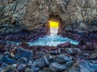 Plaża Pfeiffer Beach, Morze, Skała, Łuk Keyhole Rock, Kamienie, Stan Kalifornia, Stany Zjednoczone