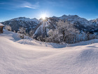 Szwajcaria, Kanton Glarus, Góry, Promienie słońca, Zima, Drewniana chata, Drzewa Szwajcaria