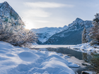 Kanada, Alberta, Park Narodowy Banff, Góry Skaliste, Jezioro, Louise Lake, Promienie słońca, Drzewa, Zima