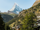 Góry, Alpy Pennińskie, Szczyt Matterhorn, Domy, Drzewa, Miejscowość Zermatt, Valais, Szwajcaria