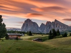 Góry Sassolungo, Dolina Val Gardena, Dolomity, Włochy, Zachód słońca, Domy, Drzewa
