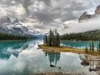 Kanada, Park Narodowy Jasper, Jezioro Maligne, Wyspa Ducha, Góry, Mgła, Drzewa