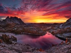 Stany Zjednoczone, Stan Waszyngton, Rezerwat przyrody Alpine Lakes Wilderness, Jezioro Perfection Lake, Góry, Zachód słońca