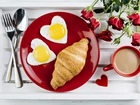 Rogal, Croissant, Jajka sadzone, Serca, Kawa, Róże, Sztućce, Taca, Walentynki, Śniadanie