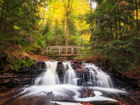 Las, Wodospad Chapel Falls, Jesień, Mostek, Park Narodowy Pictured Rocks National Lakeshore, Miejscowość Munising, Stan Michigan, Stany Zjednoczone