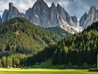 Kościół św Jana, Las, Dolina Val di Funes, Masyw Odle, Góry, Dolomity, Chmury, Włochy