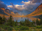 Góry, Wysepka, Jezioro Saint Mary, Park Narodowy Glacier, Chmury, Drzewa, Rośliny, Stan Montana, Stany Zjednoczone