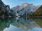 Jezioro Pragser Wildsee, Góry, Dolomity, Drzewa, Odbicie, Łodzie, Region Trydent-Górna Adyga, Włochy