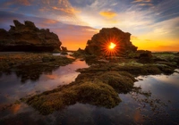 Australia, Półwysep Mornington, Park Narodowy Mornington Peninsula, Plaża Bridgewater Bay, Zatoka, Zachód słońca, Skały, Roślinność