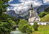 Park Narodowy Berchtesgaden, Ramsau bei Berchtesgaden, Góry Alpy, Kościół św Sebastiana, Drzewa, Rzeka Ramsauer Ache, Most, Bawaria, Niemcy