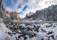 Stany Zjednoczone, Stan Kalifornia, Park Narodowy Yosemite, Zima, Góry, Rzeka Merced, Kamienie, Drzewa, Chmury