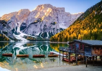 W?ochy, Po?udniowy Tyrol, Jezioro, Pragser Wildsee, Lago di Braies, Drzewa, Lasy, G?ry, Dolomity, Drewniany, Domek, ??dki