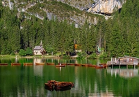 Włochy, Góry, Alpy, Jezioro, Jezioro Pragser Wildsee, Lago di Braies, Łódki, Kościół, Las, Drzewa