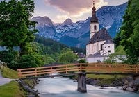 Park Narodowy Berchtesgaden, Ramsau bei Berchtesgaden, Góry, Alpy, Kościół św Sebastiana, Drzewa, Rzeka, Ramsauer Ache, Most, Bawaria, Niemcy