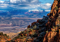 Skały, Góry, Roślinność, Chmury, Zachód słońca, Jerome, Sedona, Arizona, Stany Zjednoczone