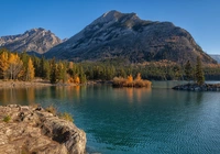 Góry, Jezioro, Lake Minnewanka, Skały, Drzewa, Park Narodowy Banff, Alberta, Kanada