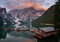 Włochy, Jezioro Pragser Wildsee, Lago di Braies, Góry Dolomity, Pomost, Drewniany, Domek, Łódki, Chmury