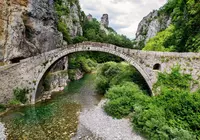 Most, Kokkorou ancient stone bridge, Rzeka Voidomatis, Skały, Zagori, Grecja