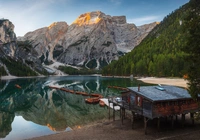 Włochy, Południowy Tyrol, Jezioro, Pragser Wildsee, Lago di Braies, Góry Dolomity, Pomost, Drewniany, Domek, Łódki, Drzewa