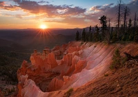 Zachód słońca, Skały, Drzewa, Promienie słońca, Park Narodowy Bryce Canyon, Utah, Stany zjednoczone