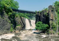 Most, Rzeka, Passaic River, Wodospad, Paterson Great Falls, Skały, Drzewa, Stan New Jersey, Stany Zjednoczone