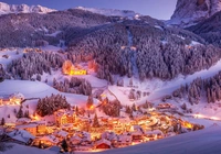 Włochy, Dolomity, Val Gardena, Santa Cristina Gherdeina, Góry, Lasy, Dolina, Miasteczko, Domy, Drzewa, Światła, Zima