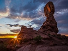 Stany Zjednoczone, Utah, Park Narodowy Arches, Człowiek, Niebo, Chmury, Zachód słońca, Skały, Formacja skalna, Balanced Rock