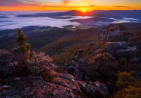 Zachód słońca, Skały, Drzewa, Opadająca, Mgła, Góra, Mother Cummings Peak, Dolina, Meander Valley, Tasmania, Australia
