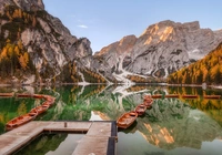 Włochy, Południowy Tyrol, Jezioro, Pragser Wildsee, Lago di Braies, Góry, Dolomity, Łódki, Drzewa, Jesień, Odbicie