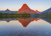Jezioro, Two Medicine Lake, Park Narodowy Glacier, Góry, Sinopah Mountain, Drzewa, Kamienie, Odbicie, Stan Montana, Stany Zjednoczone