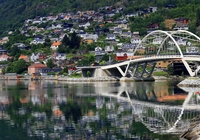 Góra, Domy, Most Loftesnesbrui, Rzeka, Sogndalselvi, Odbicie, Gmina Sogndal, Norwegia