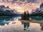 Kanada, Park Narodowy Jasper, Góry, Jezioro Maligne Lake, Wyspa Spirit Island, Drzewa, Łódka
