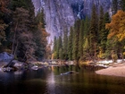 Jesień, Las, Drzewa, Góry, Skały, Brzeg, Rzeka, Merced River, Kamienie, Most, Park Narodowy Yosemite, Kalifornia, Stany Zjednoczone