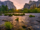 Góry, Rzeka, Merced River, Yosemite Valley, Park Narodowy Yosemite, Trawa, Promienie słońca, Stany Zjednoczone