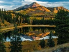 Stany Zjednoczone, Kolorado, Góry, San Juan Mountains, Jezioro, Boyce Lake, Jesień, Drzewa, Odbicie