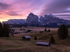 Dolomity, Góry Sassolungo, Płaskowyż Seiser Alm, Dolina Val Gardena, Drzewa, Zachód słońca, Chmury, Drewniane, Domki, Włochy