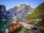 Włochy, Jezioro Pragser Wildsee, Lago di Braies, Łódki, Pomost, Góry, Dolomity